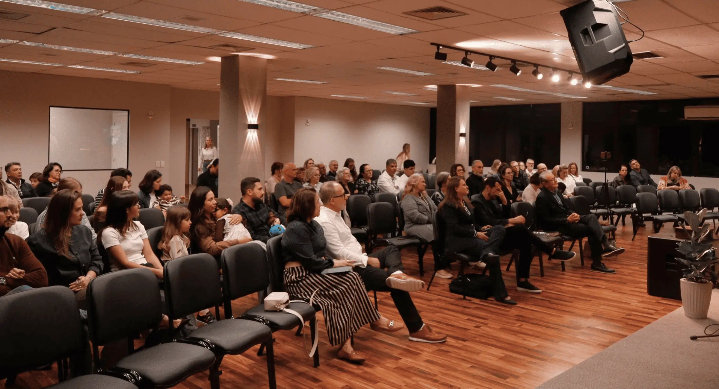 Pessoas reunidas no interior da Igreja Cristã do Jardim